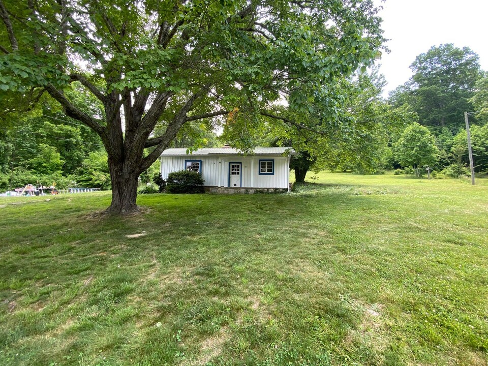 20 Sugar Hollow Ln in Fairview, NC - Building Photo