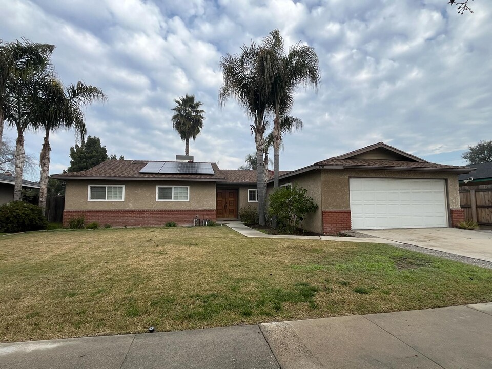 120 W Magnolia Ave in Hanford, CA - Building Photo