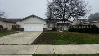 3443 N Jackie St in Visalia, CA - Building Photo