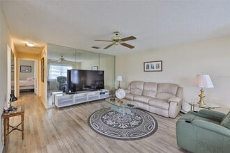 1904 Canterbury Ln, Unit 11 in Sun City Center, FL - Building Photo - Building Photo