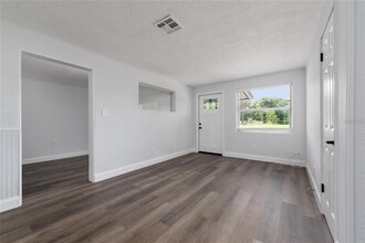 603 Conrad Dr in New Smyrna Beach, FL - Foto de edificio - Building Photo