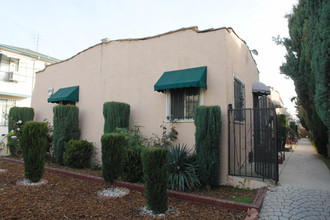 2052 Rodney Dr in Los Angeles, CA - Building Photo - Building Photo