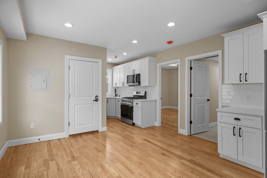 670 Killingly St, Unit 1st Floor in Johnston, RI - Building Photo