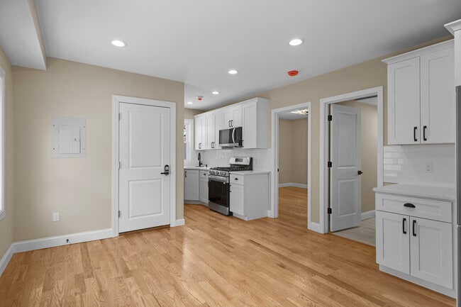 670 Killingly St, Unit Third floor in Johnston, RI - Building Photo - Building Photo
