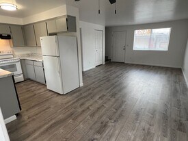 851 NE A St in Grants Pass, OR - Building Photo