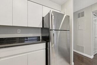 302 Nelson Ct in Edgewater, NJ - Building Photo - Building Photo