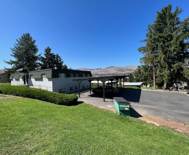 933 N Baker Ave in East Wenatchee, WA - Building Photo - Building Photo