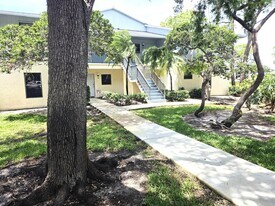 6551 SE Federal Hwy in Stuart, FL - Building Photo