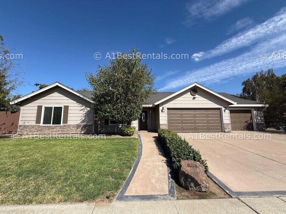 15002 Cambridge Dr in Lathrop, CA - Building Photo