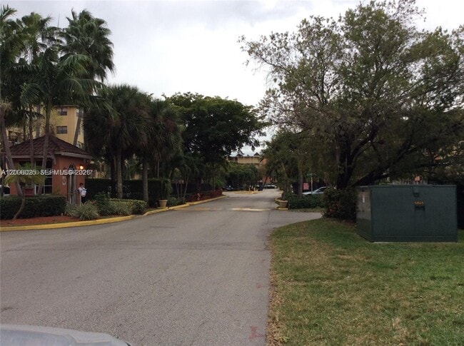 8290 Lake Dr in Doral, FL - Building Photo - Building Photo
