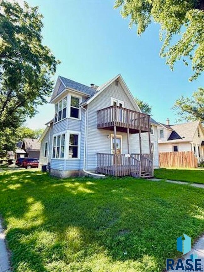 property at 427 S Prairie Ave
