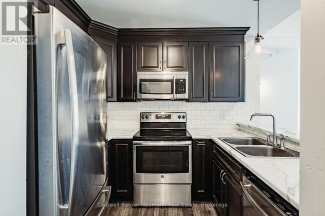 2 Colonial Dr in Guelph, ON - Building Photo - Building Photo