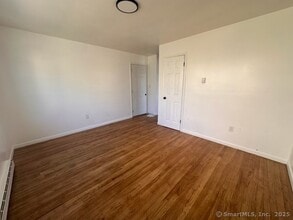 1295 E Main St in Waterbury, CT - Foto de edificio - Building Photo