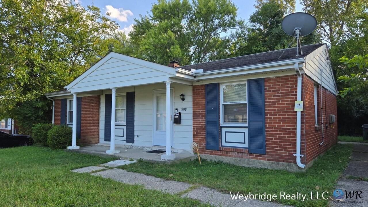 1909 Lotushill Dr in Cincinnati, OH - Building Photo