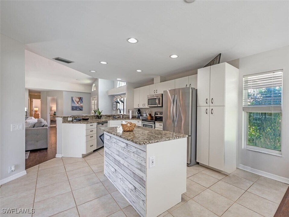 641 St Andrews Blvd in Naples, FL - Building Photo