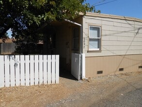 1092 Hawthorne Ave in Redding, CA - Building Photo - Building Photo