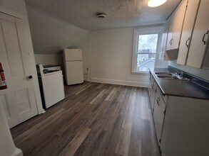 51 Columbia St, Unit UPPER-unit C in Newark, OH - Building Photo - Building Photo