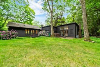 58 W Redding Rd in Danbury, CT - Foto de edificio - Building Photo