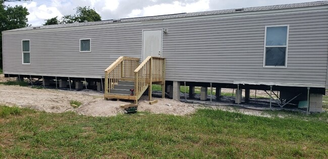 17020 Meridian Blvd in Hudson, FL - Building Photo - Building Photo