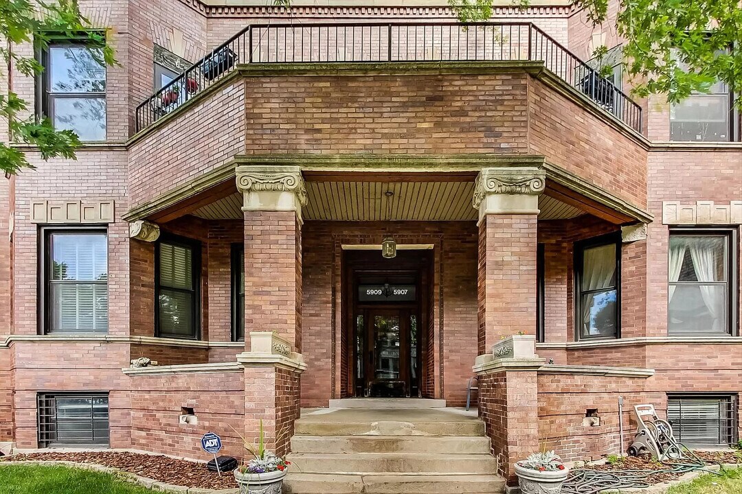 5909 N Winthrop Ave in Chicago, IL - Building Photo