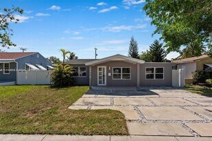 2418 Taft St in Hollywood, FL - Building Photo