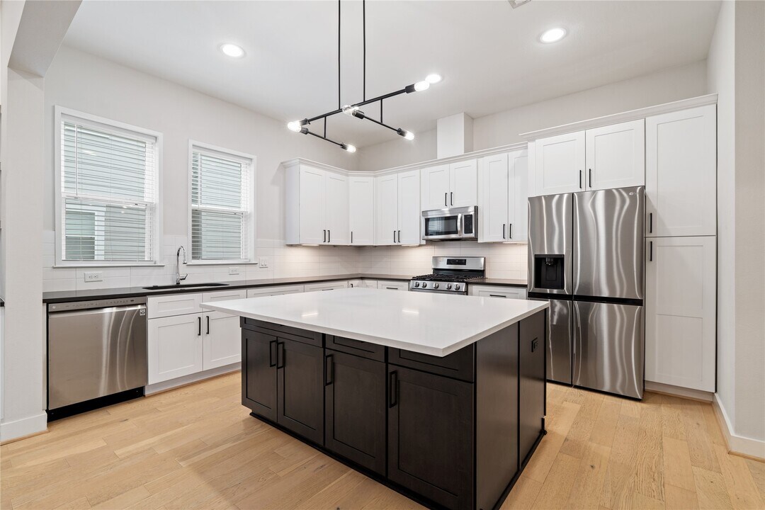 2206 Lou Ellen Ln in Houston, TX - Building Photo