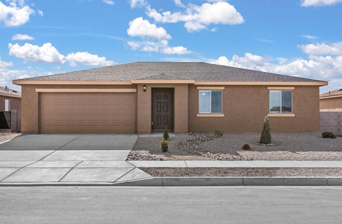 2501 Desi Loop in Belen, NM - Building Photo