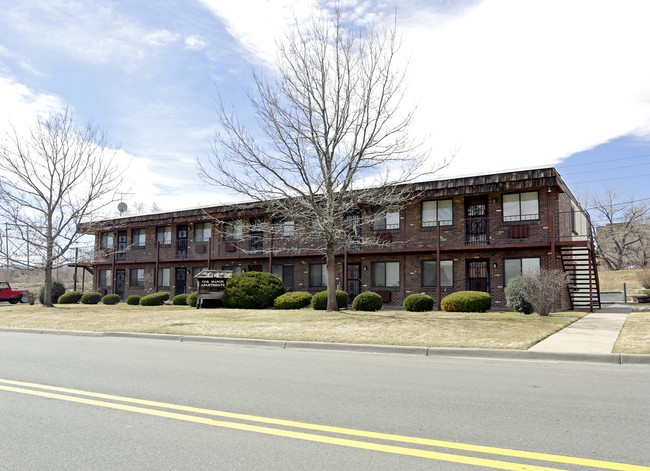 Oak Manor Apartments in Lakewood, CO - Foto de edificio - Building Photo