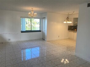 200 Wimbledon Lakes Dr in Plantation, FL - Building Photo - Building Photo
