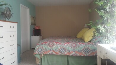 9117 Newhall Dr in Sacramento, CA - Foto de edificio - Building Photo