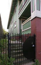 Ellis Island Apartments in Portland, OR - Building Photo - Building Photo