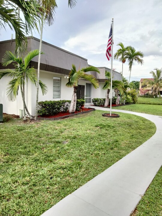 10395 N Kendall Dr in Miami, FL - Building Photo