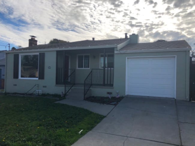 2265 Reading Ave in Castro Valley, CA - Foto de edificio - Building Photo