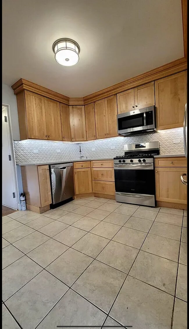 2431 43rd St, Unit 2 in Astoria, NY - Foto de edificio - Building Photo