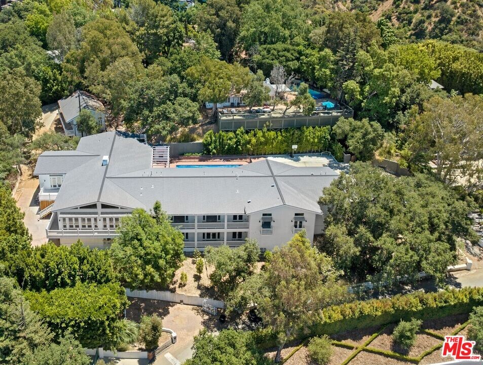 9669 Oak Pass Rd in Beverly Hills, CA - Foto de edificio