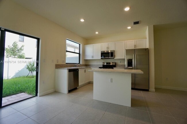 3429 W 111th Pl in Hialeah, FL - Building Photo - Building Photo