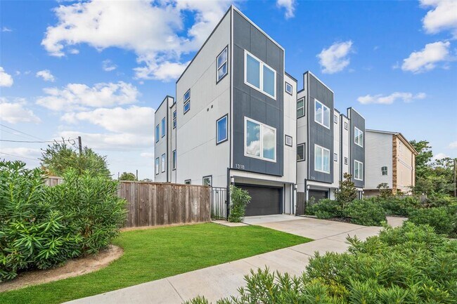 1318 Reinerman St in Houston, TX - Building Photo - Building Photo