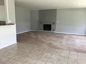 565 E Chadwick Dr in Muskegon, MI - Foto de edificio - Building Photo