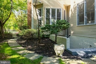 4705 Rippling Pond Dr in Fairfax, VA - Building Photo - Building Photo