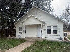 905 W Main St in Cameron, TX - Building Photo