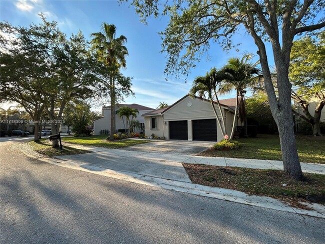 1396 Camellia Cir in Weston, FL - Building Photo - Building Photo