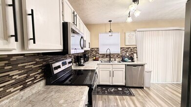 6010 Lakeside Manor Ave in Indianapolis, IN - Building Photo - Building Photo