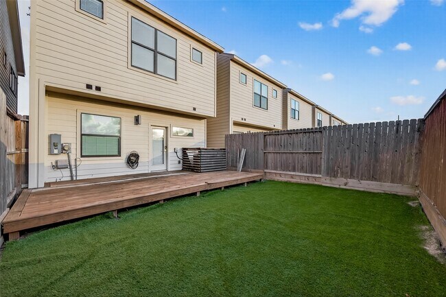 property at 3925 Tulane Oak Dr