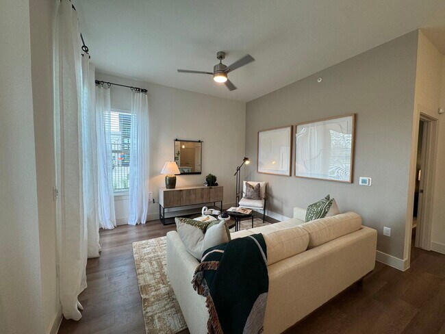 8100 Brewer Blvd in Fort Worth, TX - Foto de edificio - Building Photo