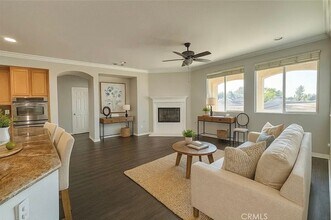 3715 Club Rancho Dr in Palmdale, CA - Foto de edificio - Building Photo