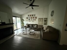 2350 Alta Garden Ln, Unit B in Sacramento, CA - Building Photo