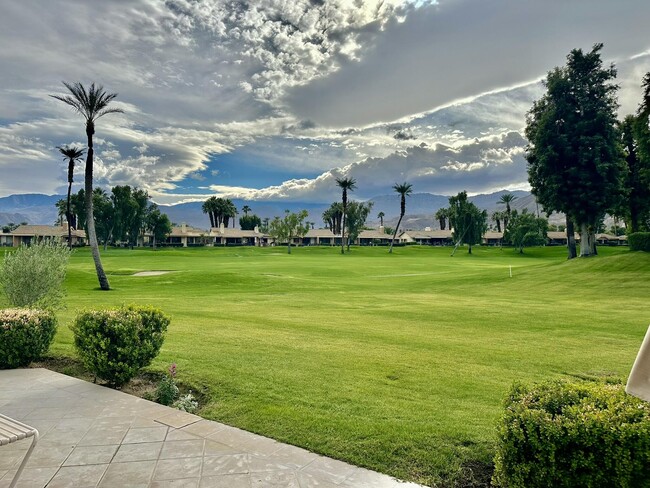 173 Gran Via in Palm Desert, CA - Foto de edificio - Building Photo