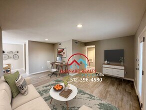 402 N Fredericksburg St in San Marcos, TX - Building Photo - Building Photo