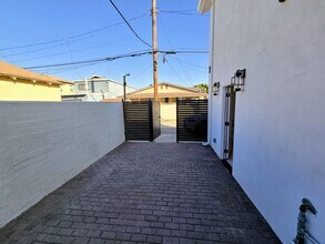 11015 Califa St in Los Angeles, CA - Building Photo - Building Photo