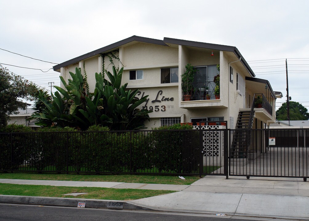 11953 Gale Ave in Hawthorne, CA - Building Photo